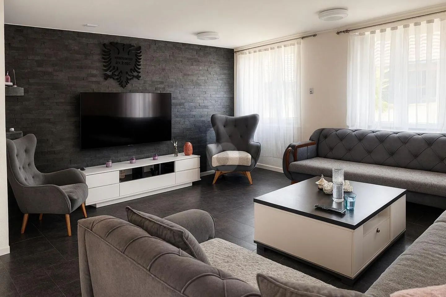 COMPLETELY RENOVATED, NET YIELD 5.5% - Photo 2 of 6