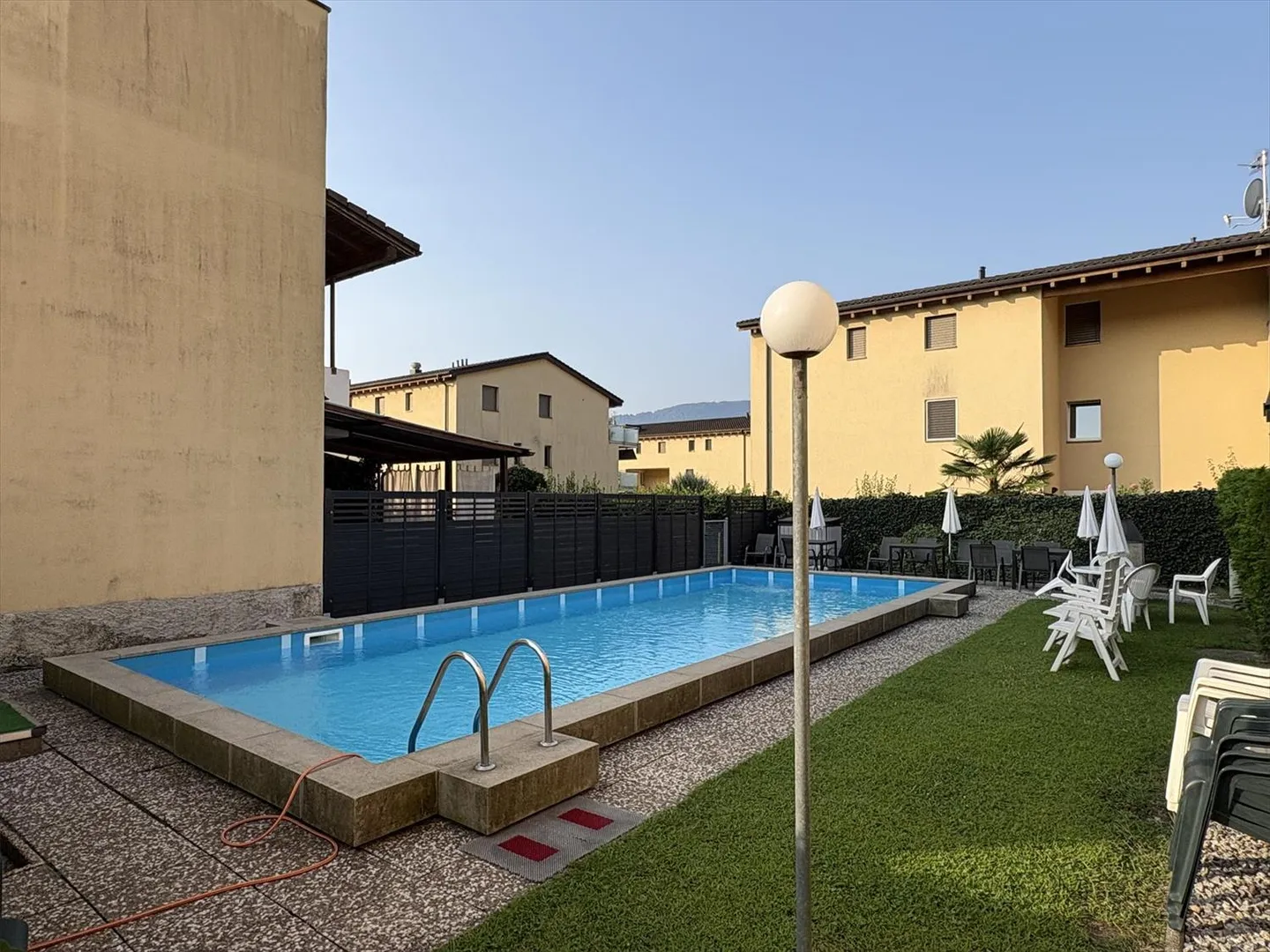 Casa unifamiliare di 5 locali con giardino e piscina condominiale | Einfamilienhaus mit 5 Zimmern, Garten und Gemeinschaftspool - Foto 3 di 13