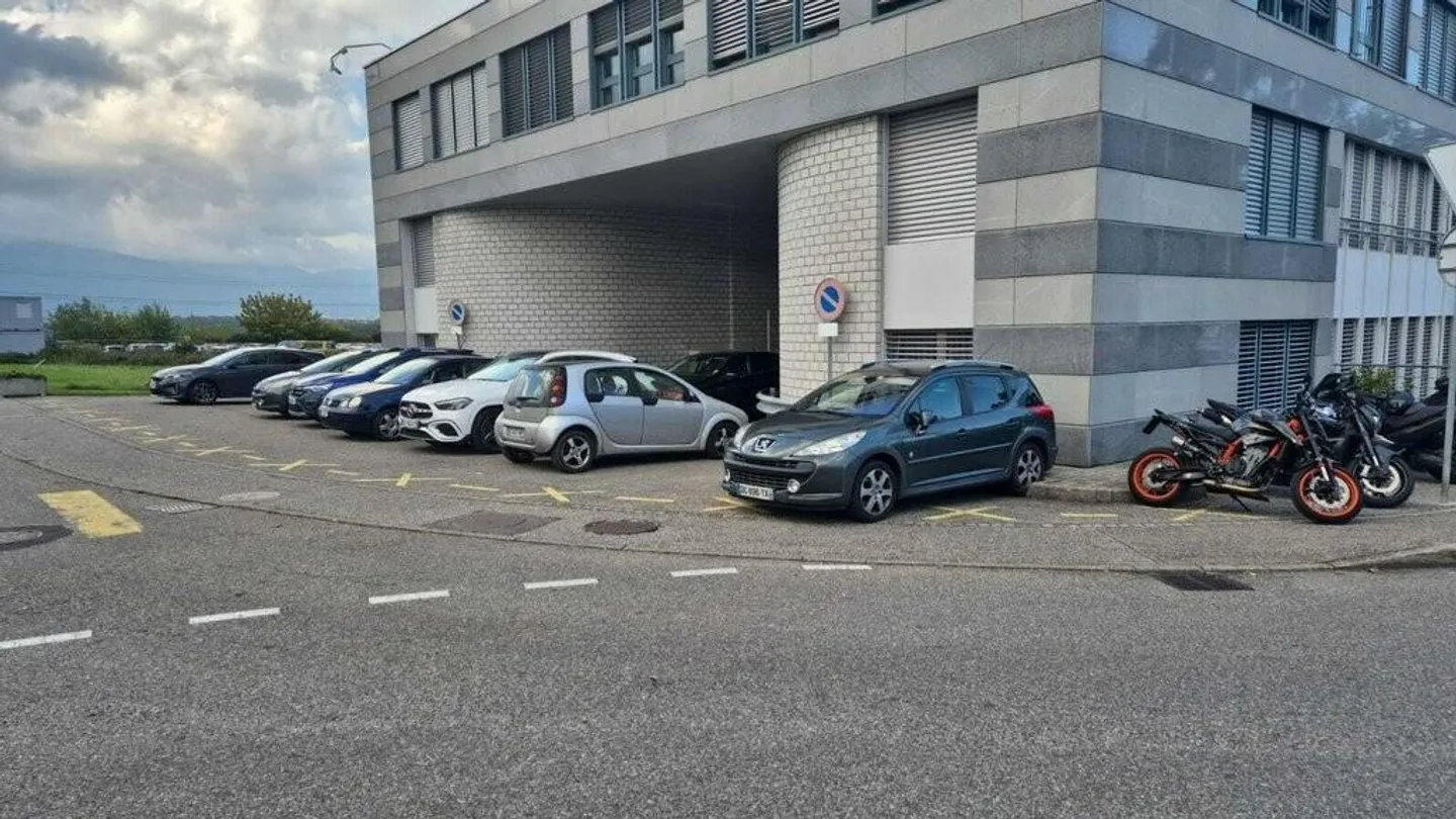 Outdoor motorcycle parking - Photo 1 of 2