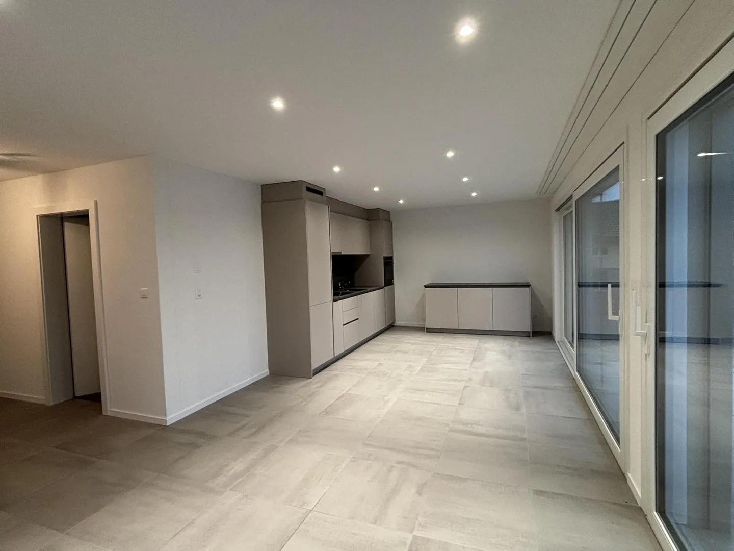 Modern 3.5-Room Penthouse - Photo 1 of 6