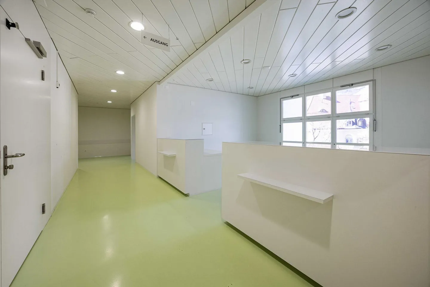 Attractive practice or office space in a central location - Photo 3 of 12
