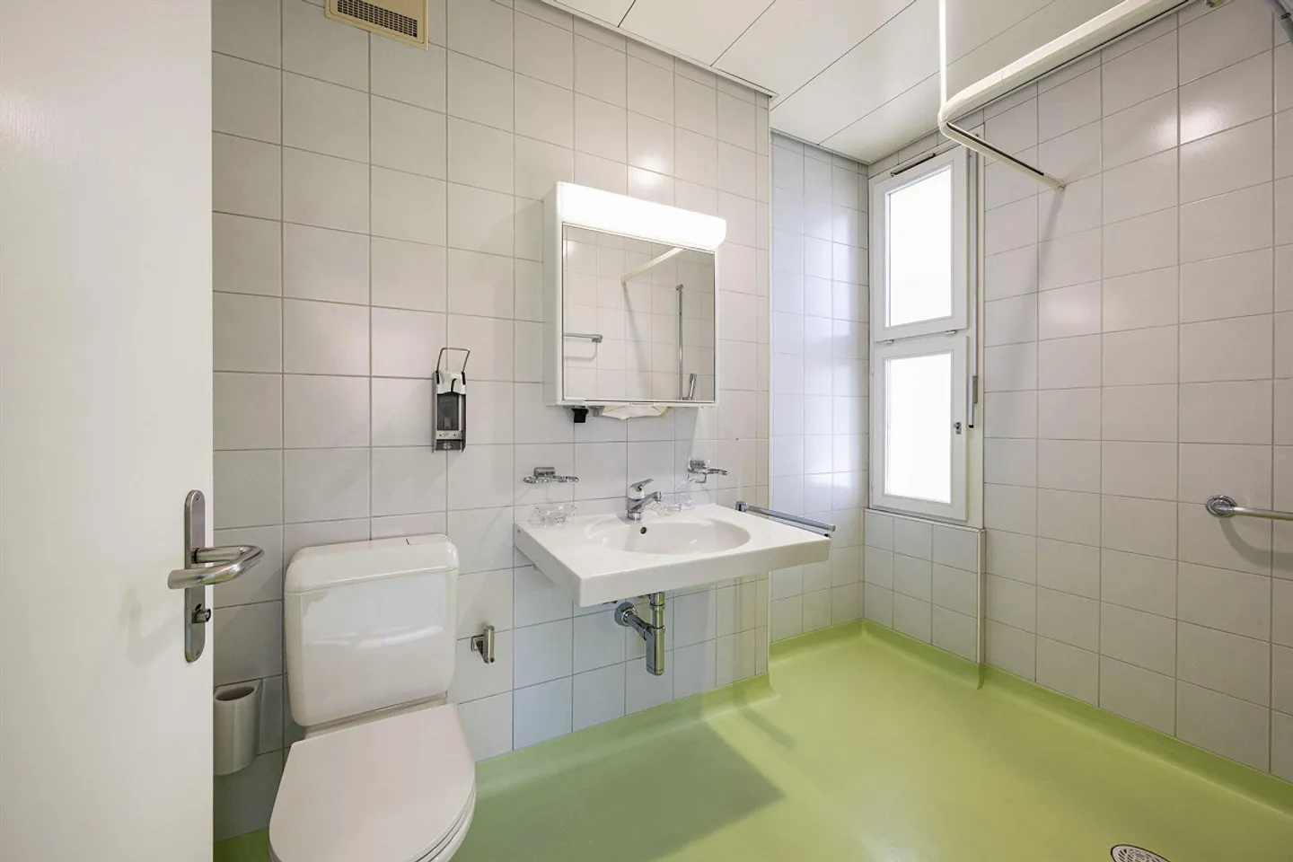 Attractive practice or office space in a central location - Photo 7 of 12