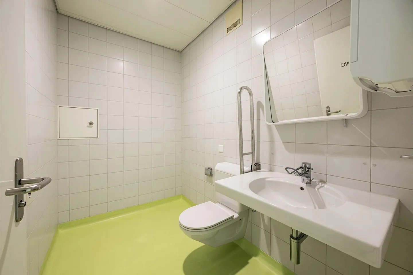 Attractive practice or office space in a central location - Photo 9 of 12