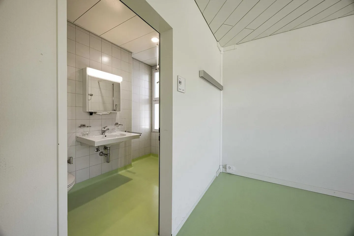 Attractive practice or office space in a central location - Photo 10 of 12