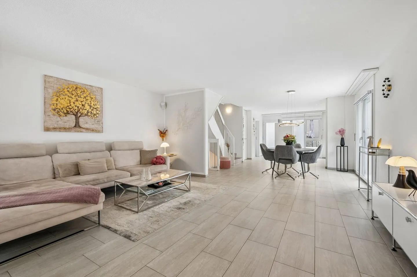 Nearly new end-of-terrace house with plenty of light and generous outdoor spaces - Photo 2 of 13
