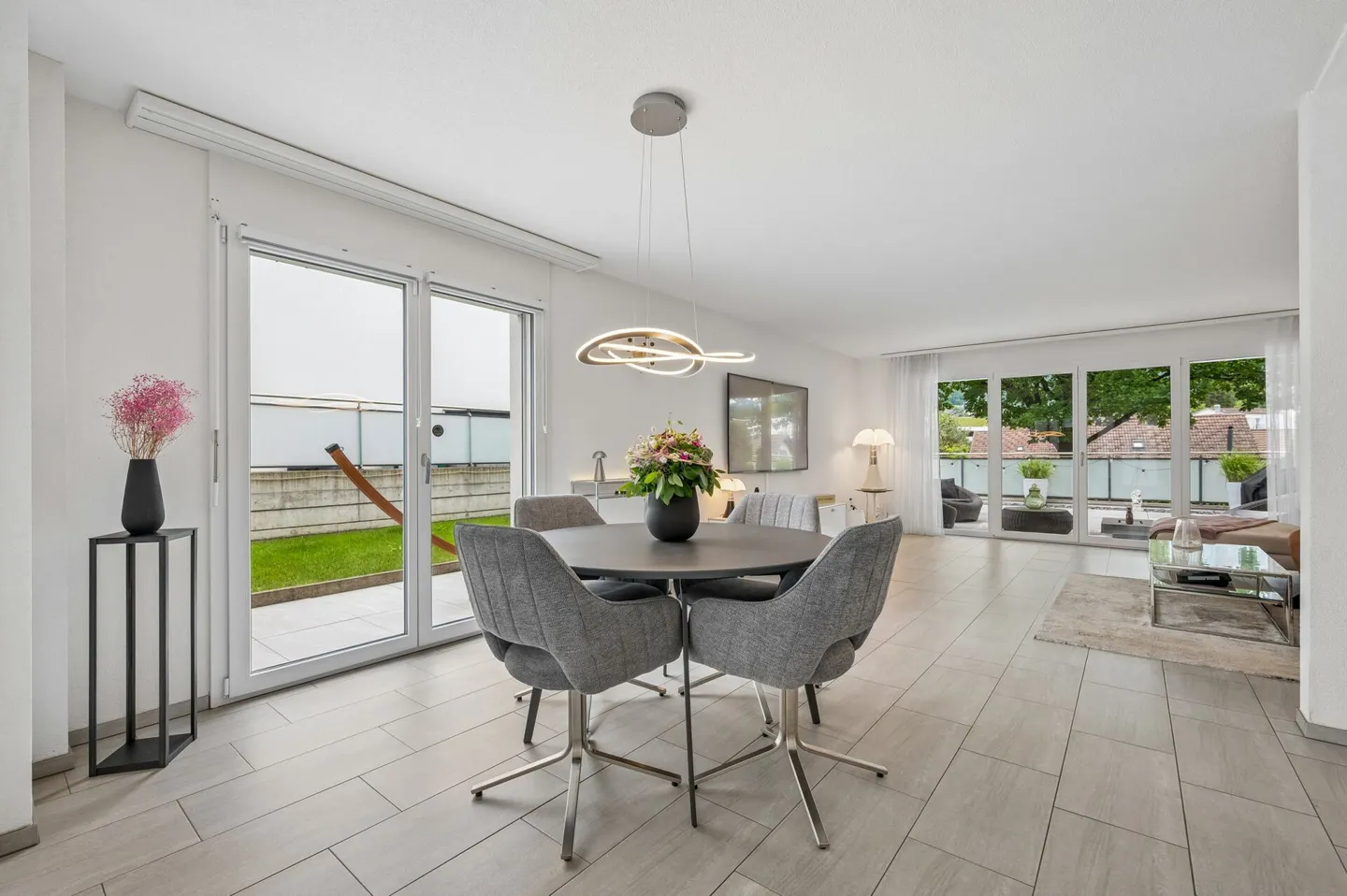 Nearly new end-of-terrace house with plenty of light and generous outdoor spaces - Photo 3 of 13