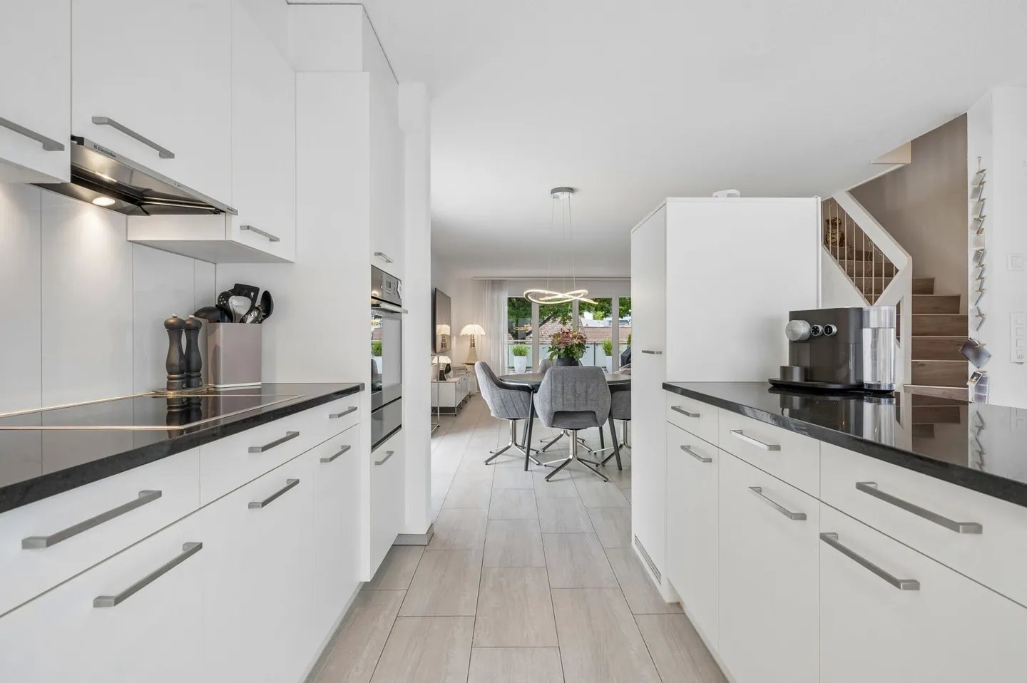 Nearly new end-of-terrace house with plenty of light and generous outdoor spaces - Photo 4 of 13