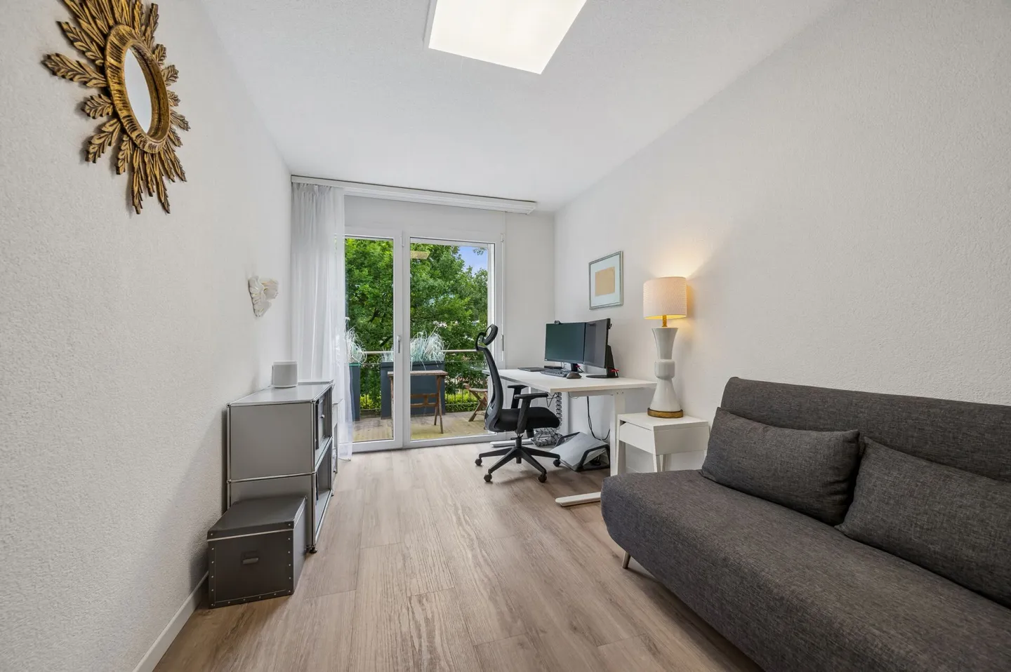 Nearly new end-of-terrace house with plenty of light and generous outdoor spaces - Photo 6 of 13