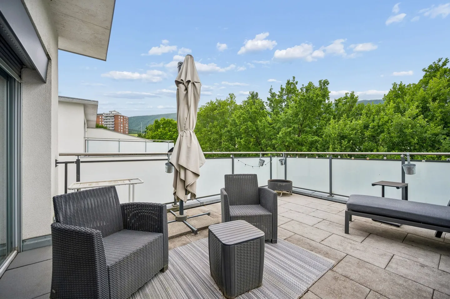 Nearly new end-of-terrace house with plenty of light and generous outdoor spaces - Photo 8 of 13