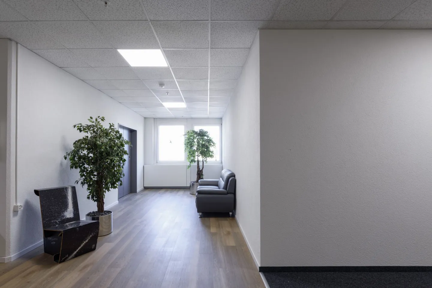 Ufficio moderno di 53 m2 direttamente alla deviazione sud-ovest di Brugg - Foto 2 di 7
