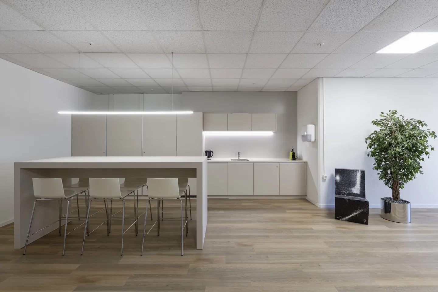 Ufficio moderno di 53 m2 direttamente alla deviazione sud-ovest di Brugg - Foto 3 di 7