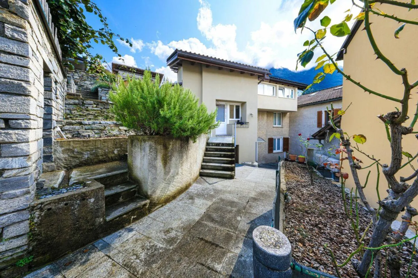 PIANEZZO - Suggestives Zweifamilienhaus im Kern - Foto 2 von 23