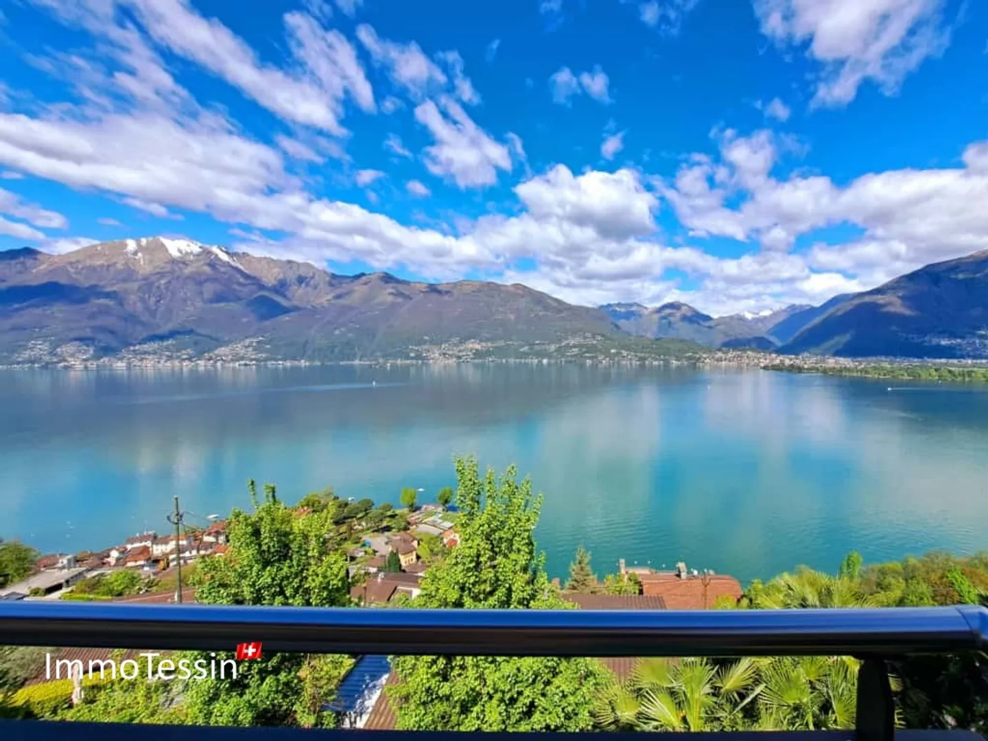 Rarità: Villa moderna con 2 appartamenti e terreno con vista unica sul lago Maggiore a perdita d'occhio - Foto 2 di 13