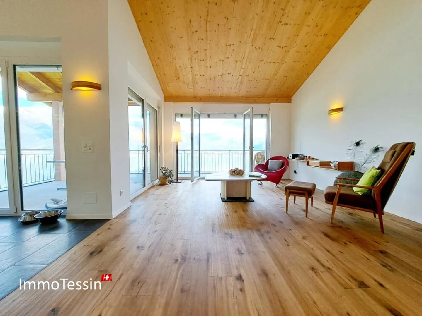 Rarità: Villa moderna con 2 appartamenti e terreno con vista unica sul lago Maggiore a perdita d'occhio - Foto 8 di 13