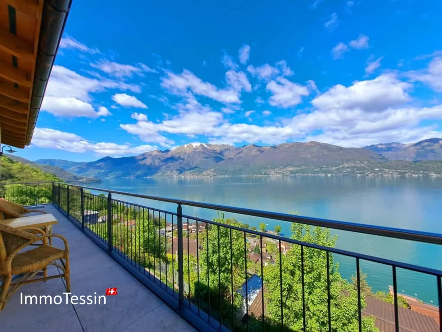Rarità: Villa moderna con 2 appartamenti e terreno con vista unica sul lago Maggiore a perdita d'occhio - Foto 5 di 13