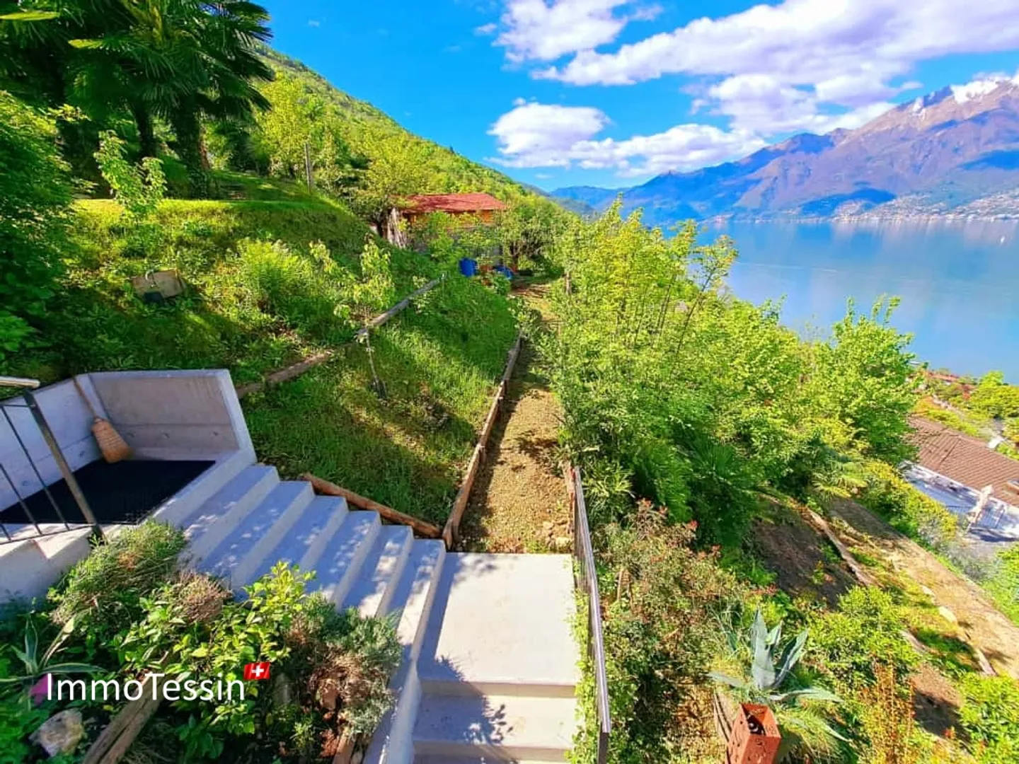 Rarità: Villa moderna con 2 appartamenti e terreno con vista unica sul lago Maggiore a perdita d'occhio - Foto 6 di 13