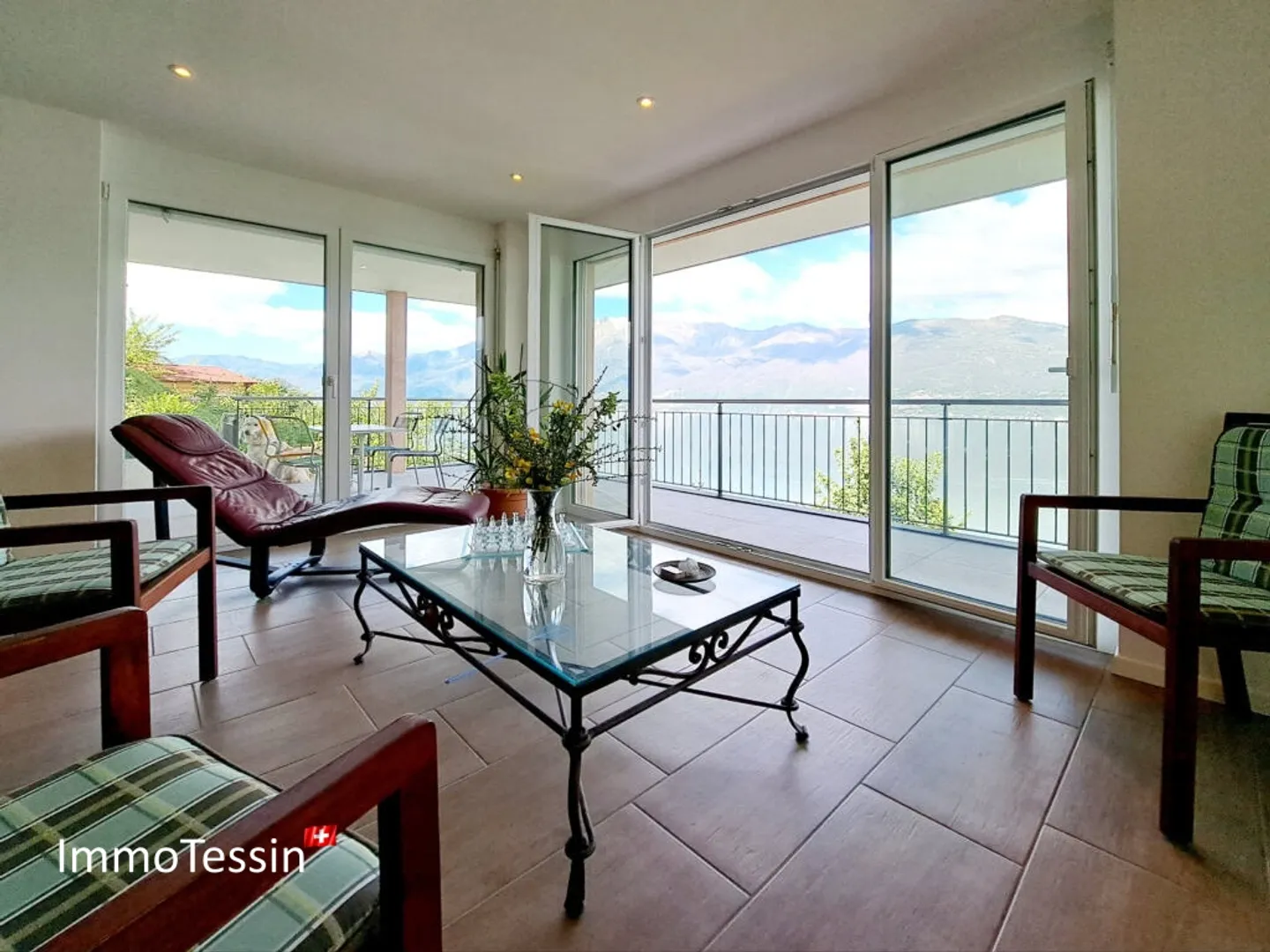 Rarità: Villa moderna con 2 appartamenti e terreno con vista unica sul lago Maggiore a perdita d'occhio - Foto 11 di 13