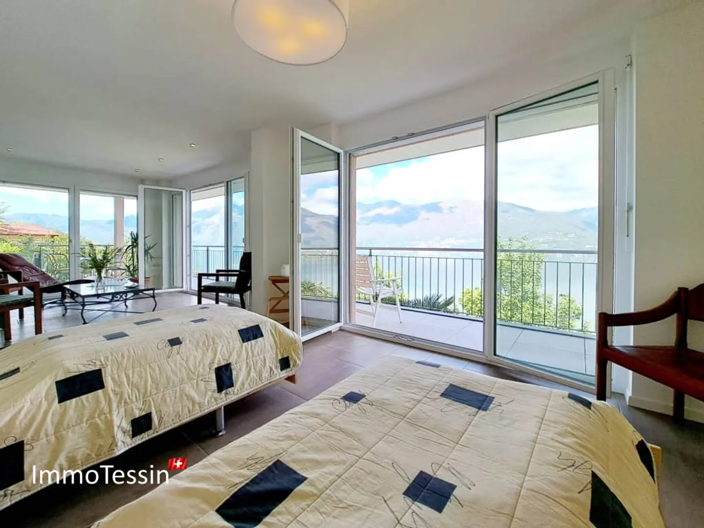Rarità: Villa moderna con 2 appartamenti e terreno con vista unica sul lago Maggiore a perdita d'occhio - Foto 12 di 13