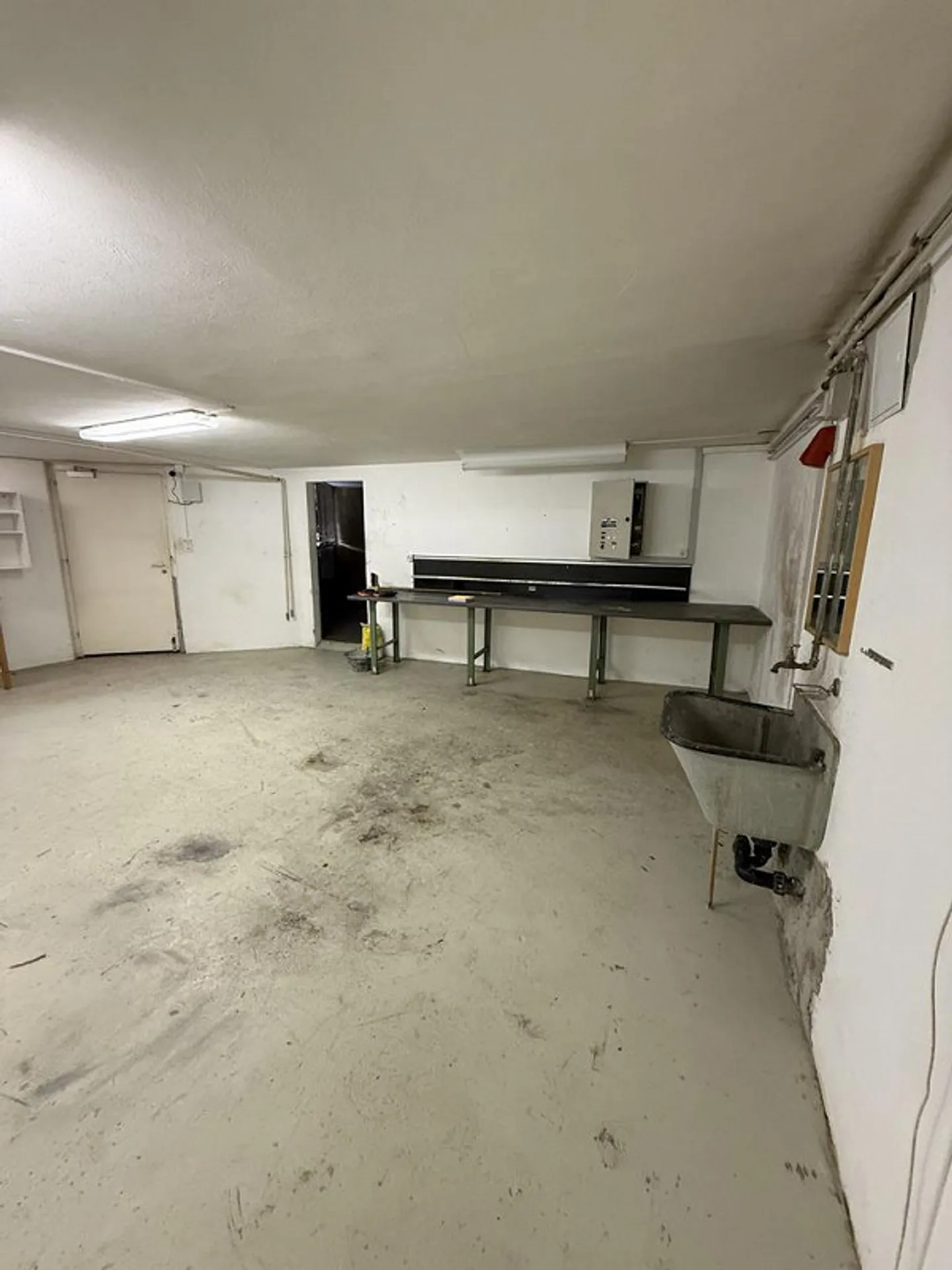 Espace de stockage polyvalent avec garage dans un emplacement attrayant à Riehen - Photo 5 sur 8