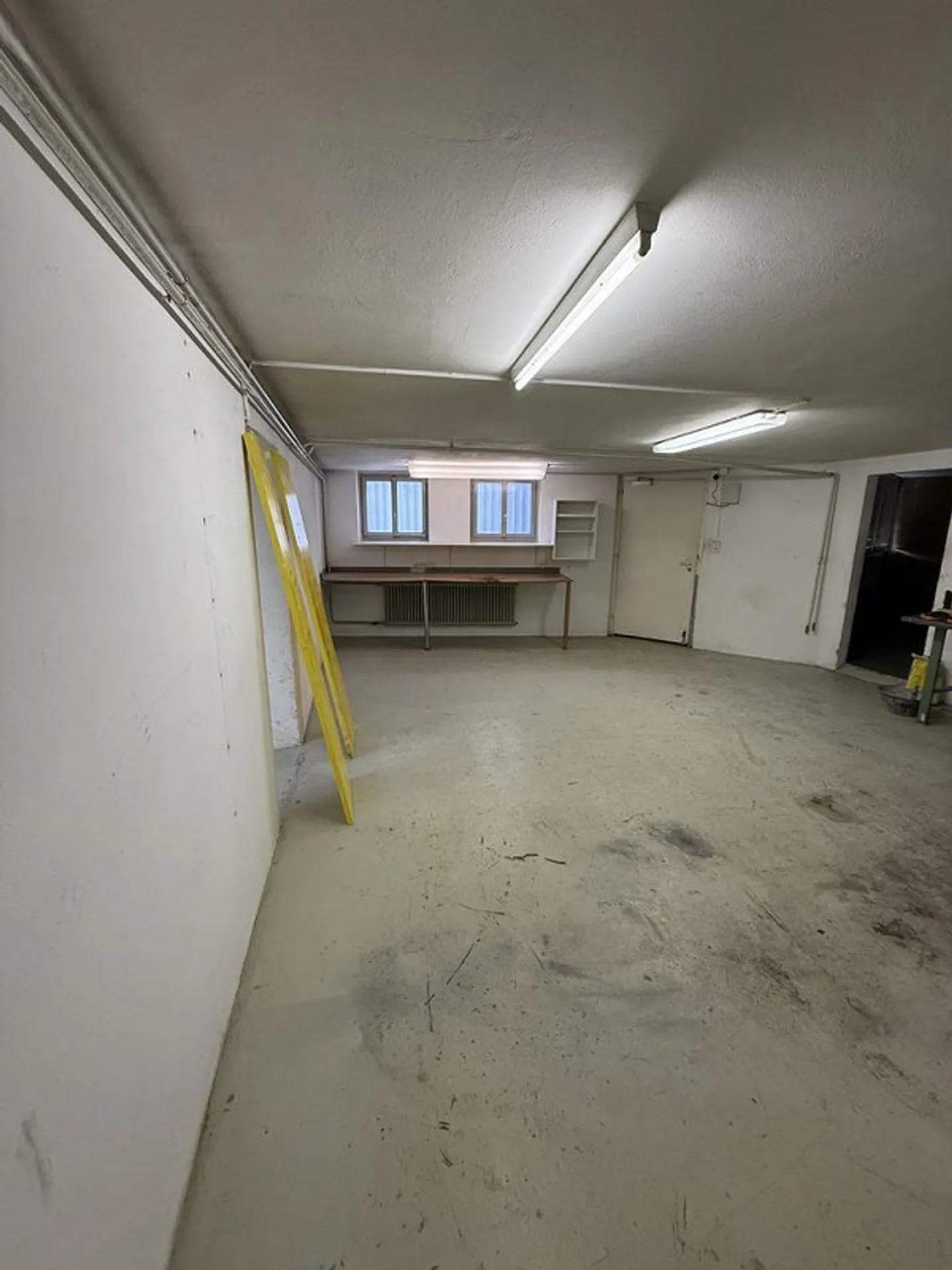 Espace de stockage polyvalent avec garage dans un emplacement attrayant à Riehen - Photo 6 sur 8