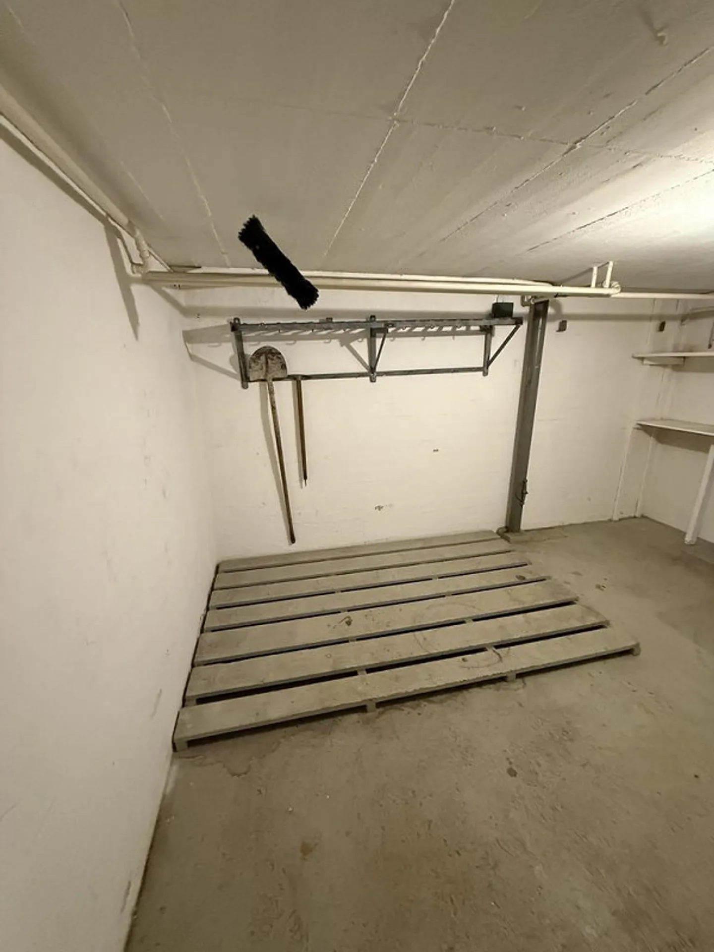 Espace de stockage polyvalent avec garage dans un emplacement attrayant à Riehen - Photo 7 sur 8