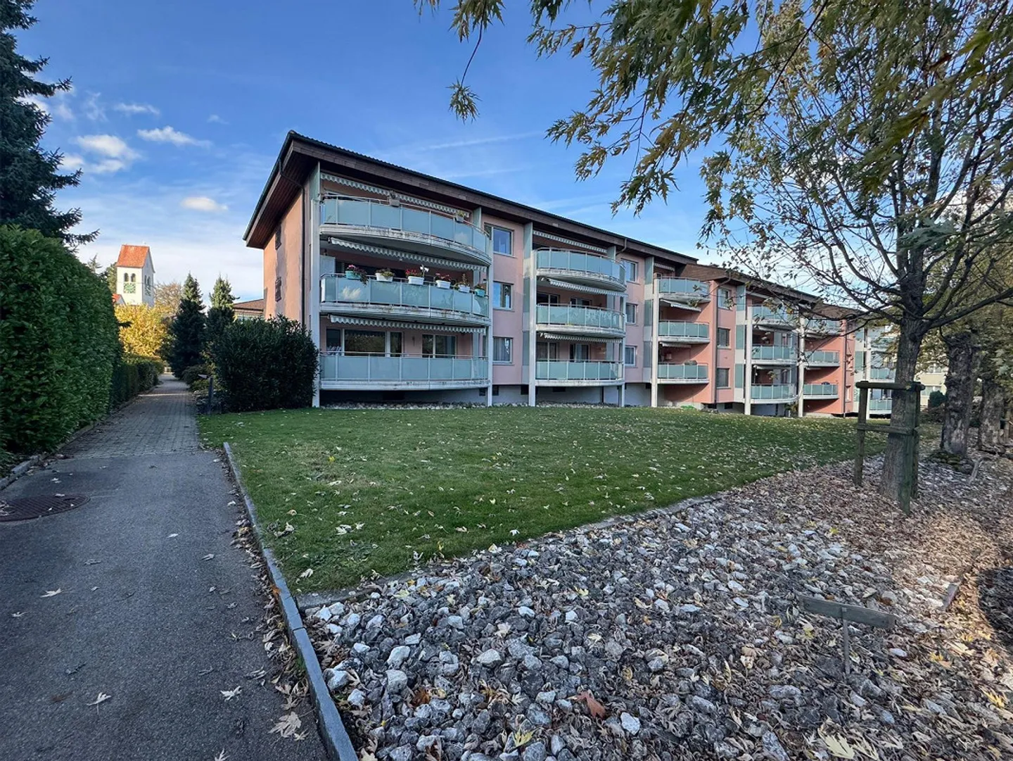 Charmante 3.5 Zimmer Wohnung mit grossem Balkon - Foto 1 von 13