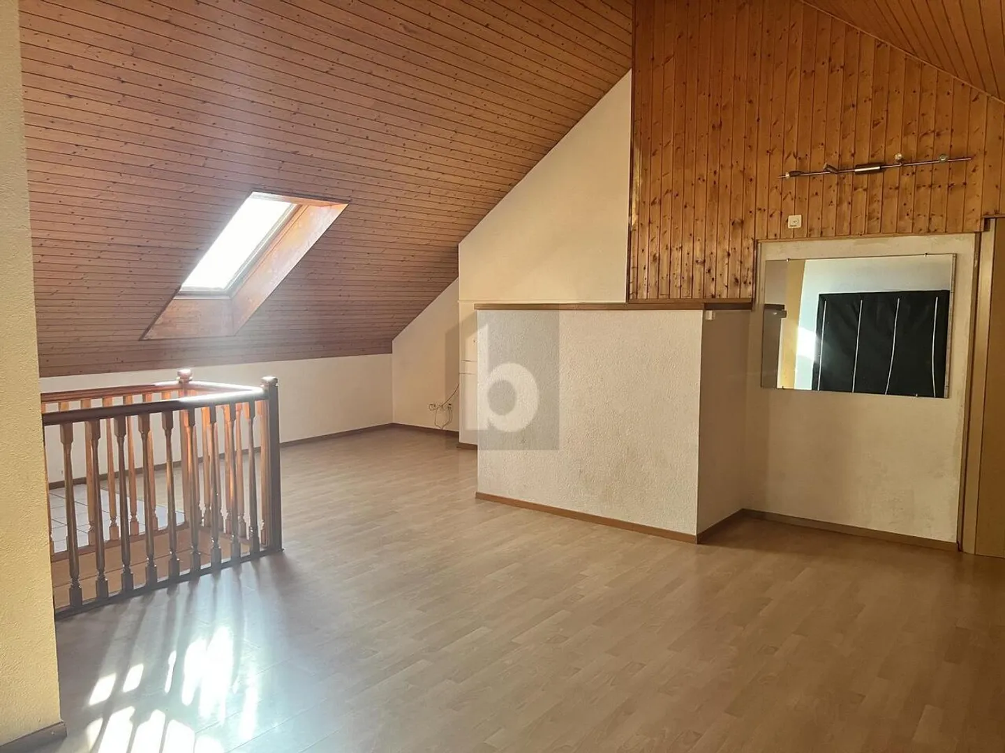 Maison jumelée atypique spacieuse - Photo 2 sur 5