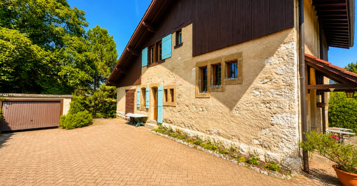 Characterful detached house - Unobstructed view of the Salève, large volume and strong potential for development. - Photo 3 of 12