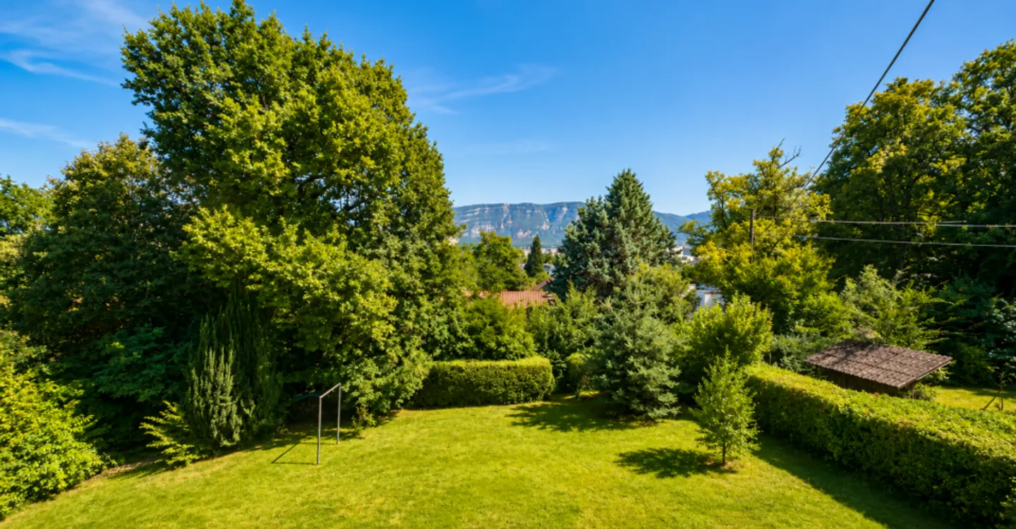 Characterful detached house - Unobstructed view of the Salève, large volume and strong potential for development. - Photo 4 of 12
