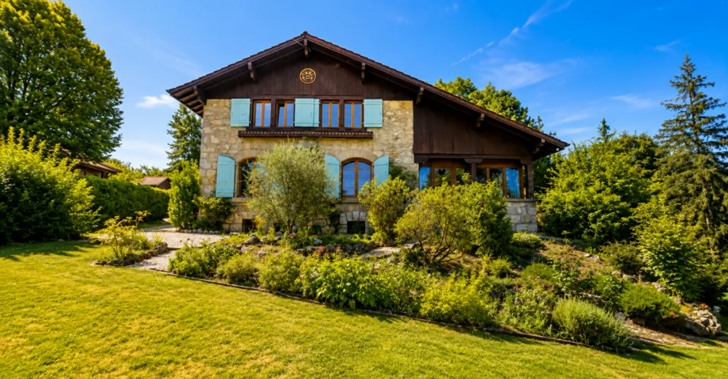 Characterful detached house - Unobstructed view of the Salève, large volume and strong potential for development. - Photo 1 of 12