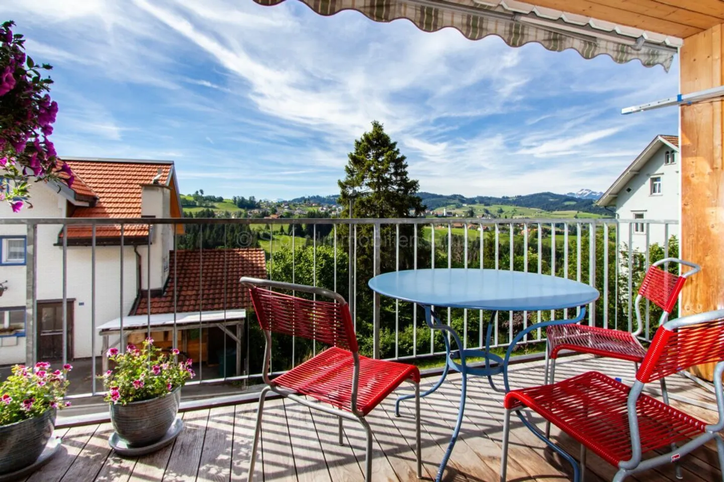 Maison de rangée de 5,5 pièces sur la terrasse ensoleillée d'Appenzell - Photo 3 sur 17