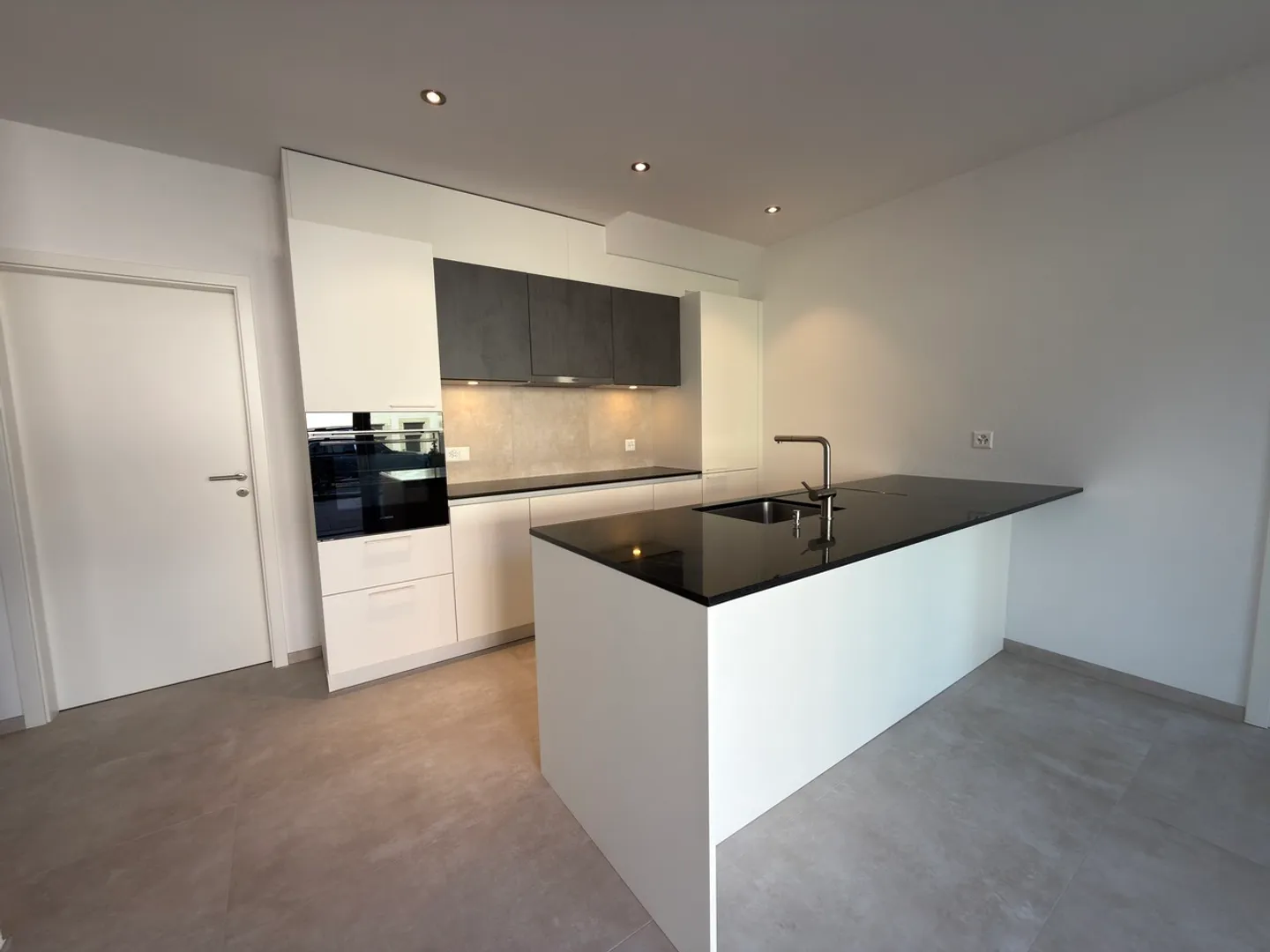 Appartement Charmant avec Terrasse - Photo 2 sur 11