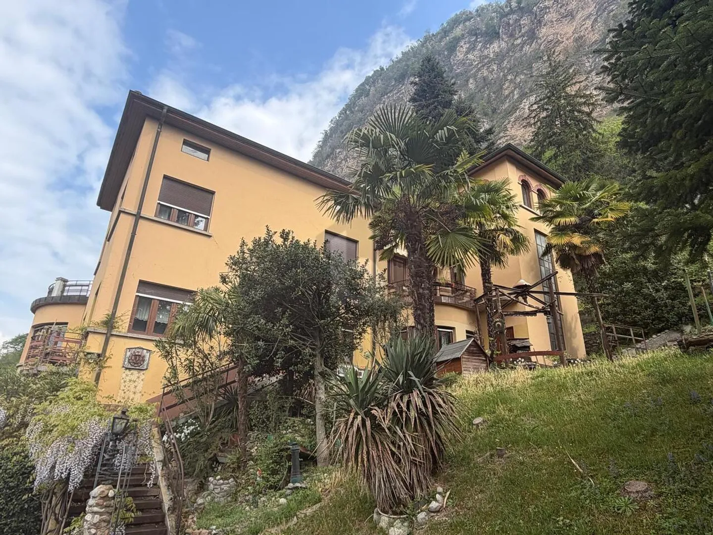 Villa spaziosa con giardino - Foto 1 di 6