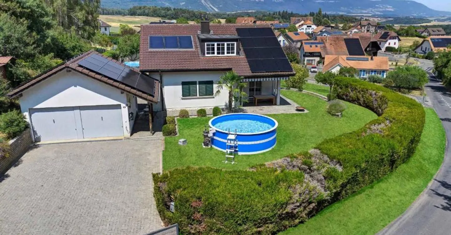 Splendida villa indipendente di 5,5 locali con vista panoramica sulle Alpi - Foto 1 di 11