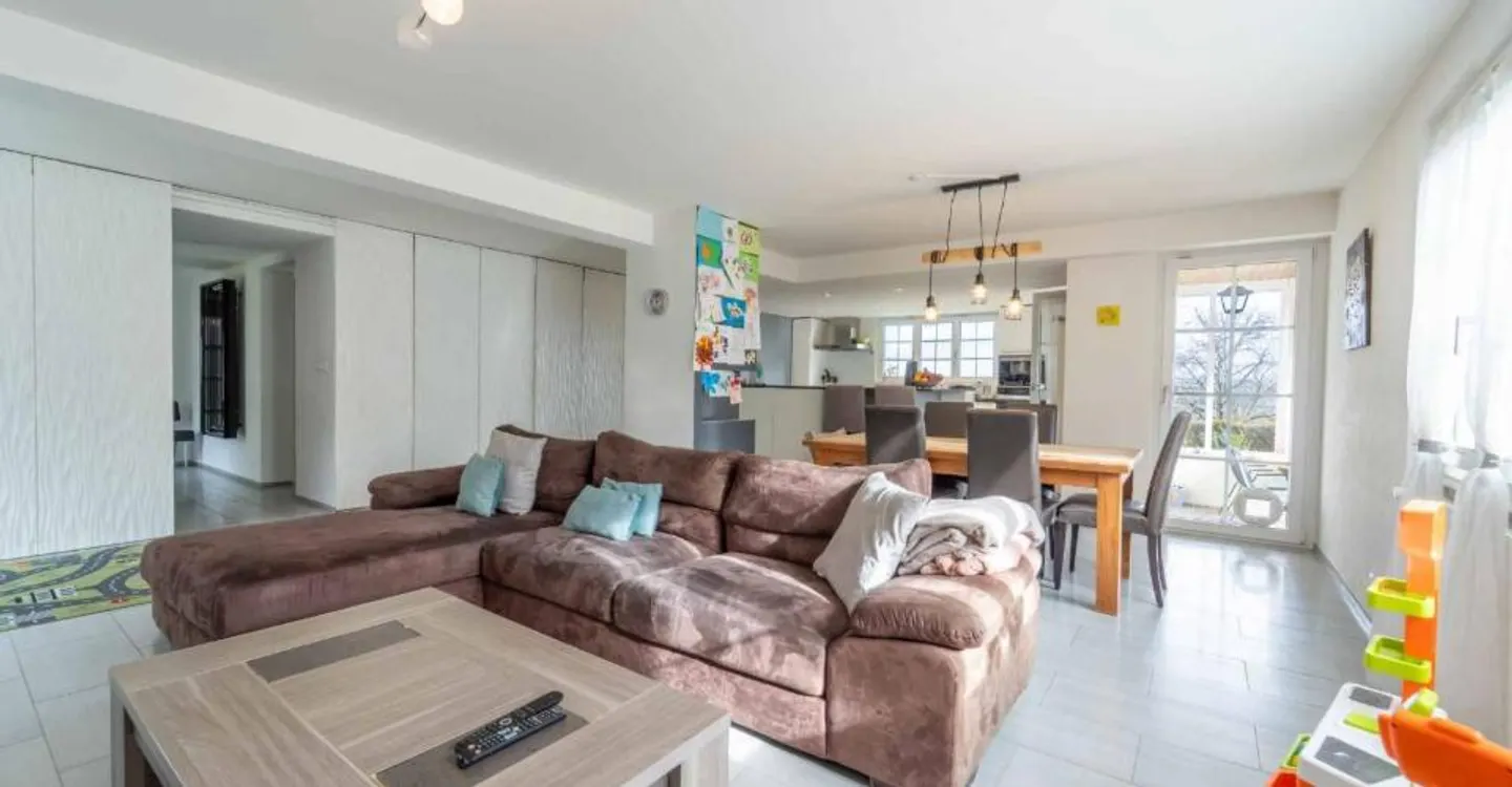 Splendida villa indipendente di 5,5 locali con vista panoramica sulle Alpi - Foto 3 di 11
