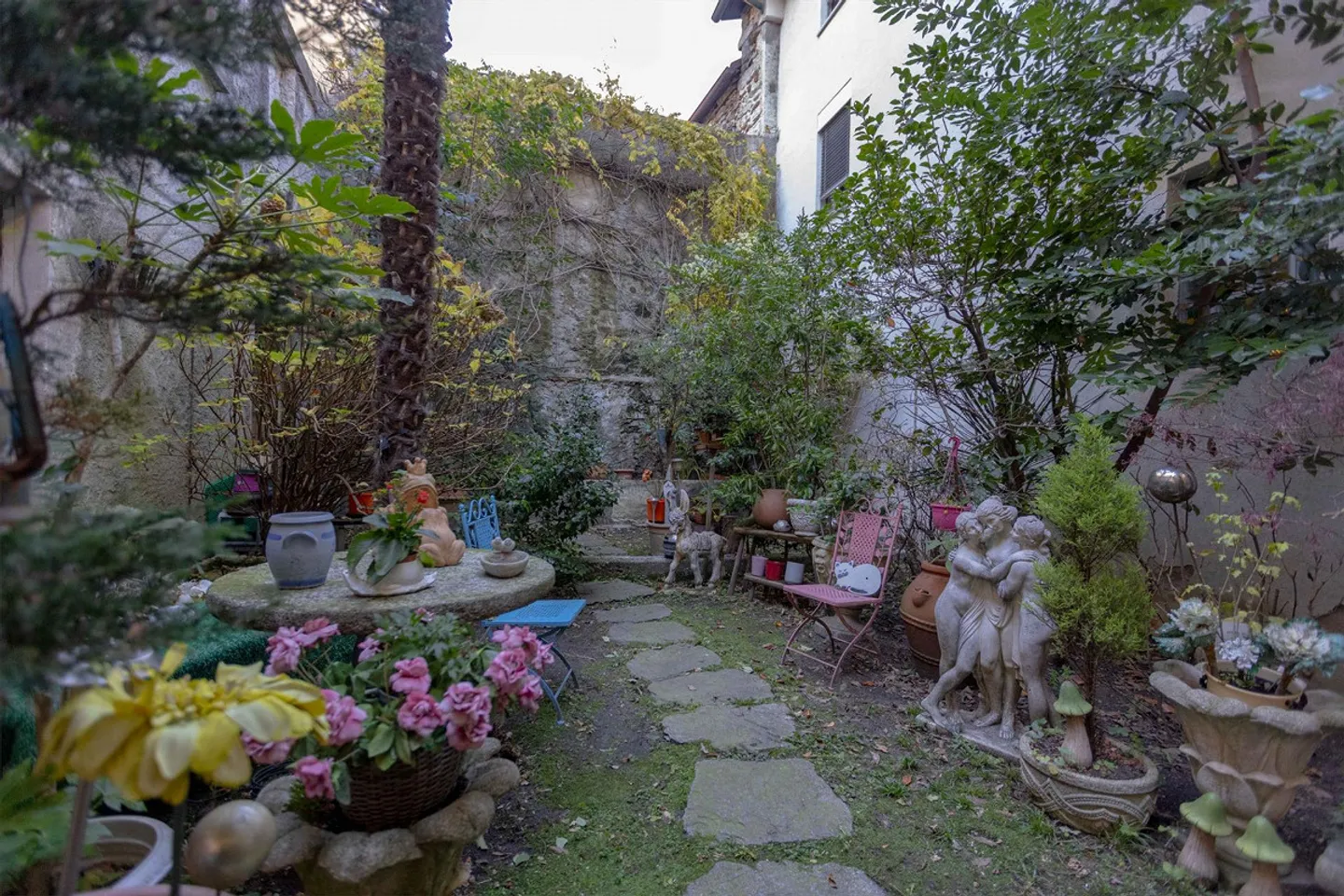 Casa romantica in Ticino con 6 camere e giardino a Brissago - Foto 8 di 9