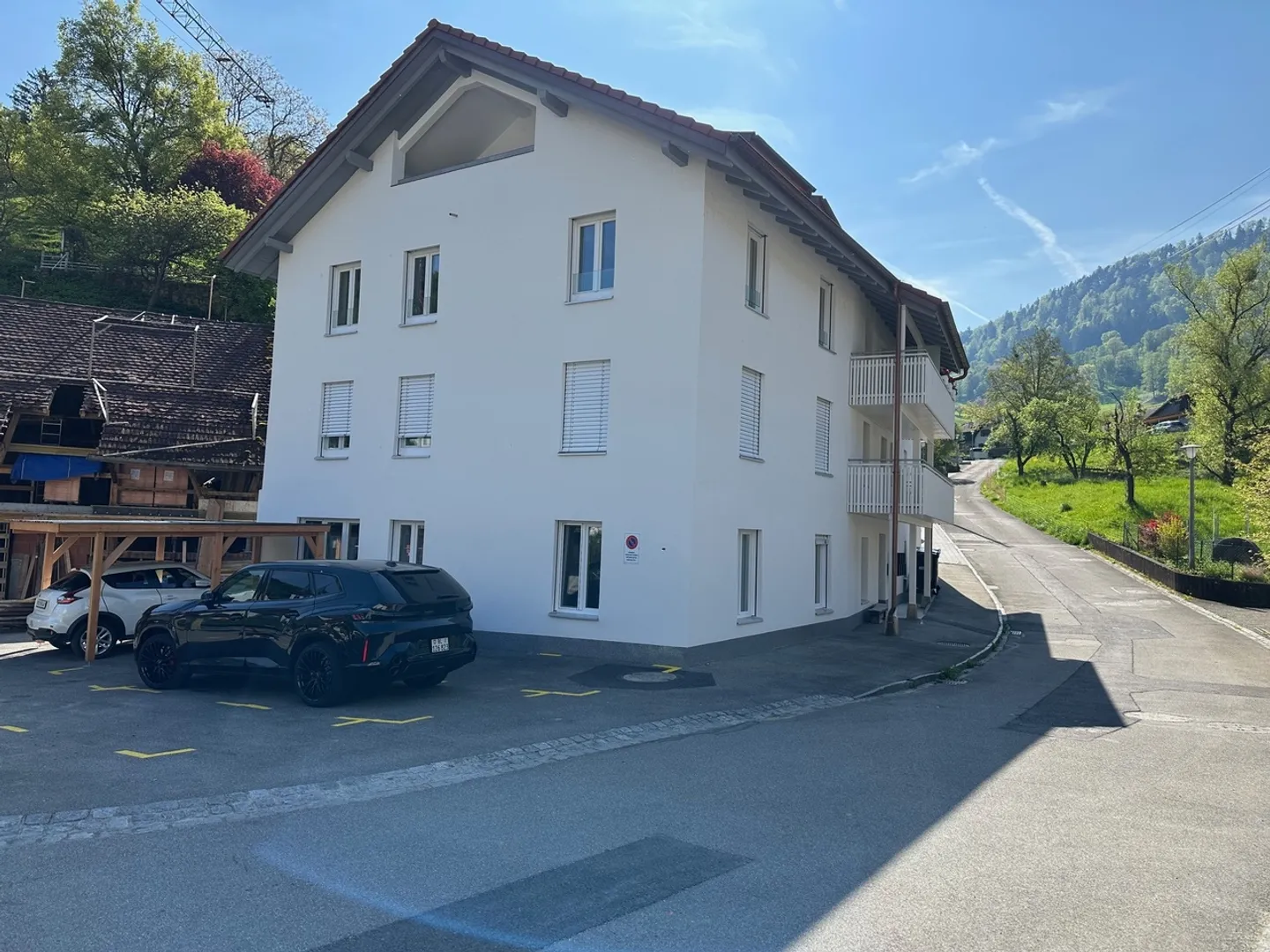 Neuwertige 3.5-Zimmer-Wohnung mit Sitzplatz und Carport zu verkaufen - Foto 2 von 13