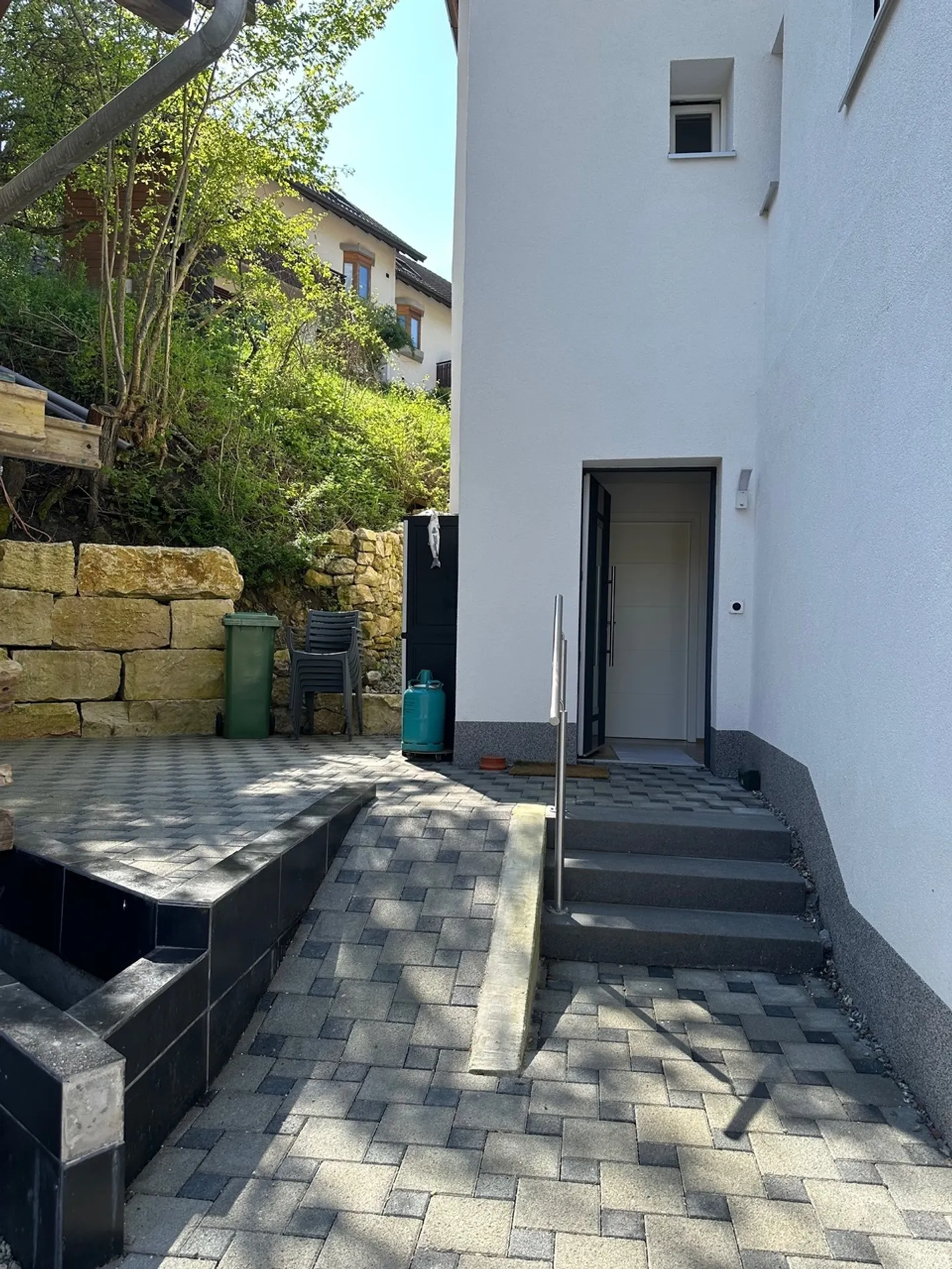 Neuwertige 3.5-Zimmer-Wohnung mit Sitzplatz und Carport zu verkaufen - Foto 3 von 13