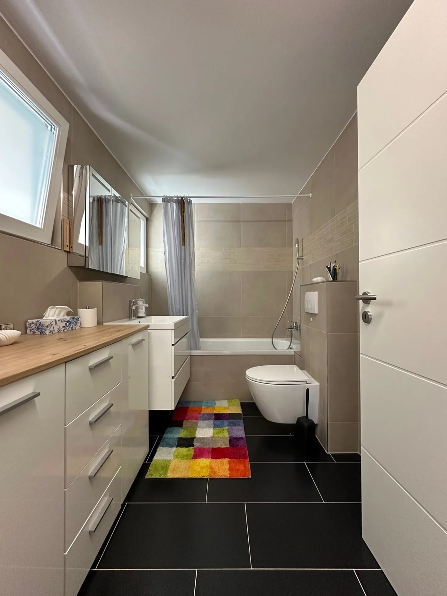 Neuwertige 3.5-Zimmer-Wohnung mit Sitzplatz und Carport zu verkaufen - Foto 7 von 13