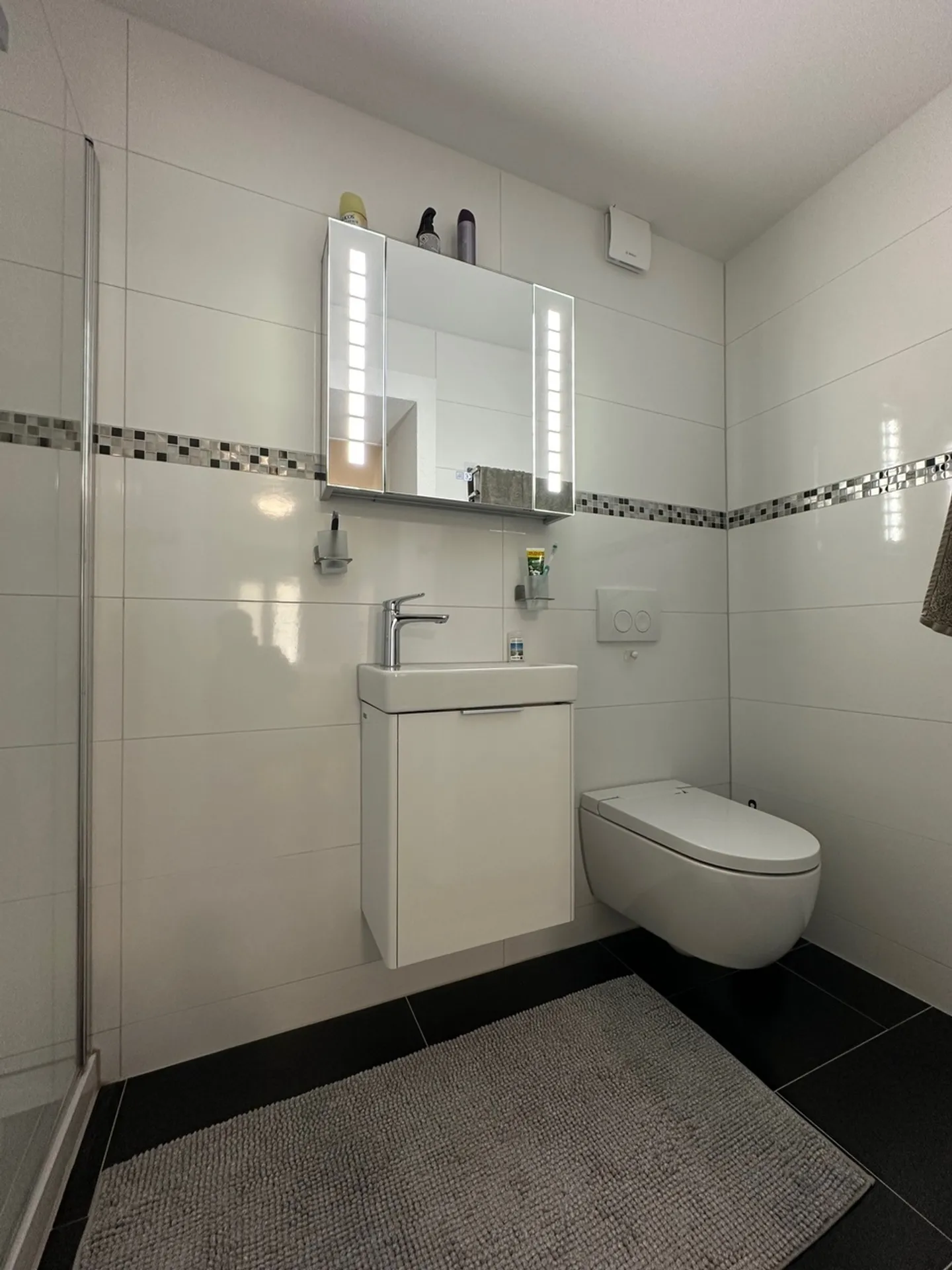Neuwertige 3.5-Zimmer-Wohnung mit Sitzplatz und Carport zu verkaufen - Foto 9 von 13