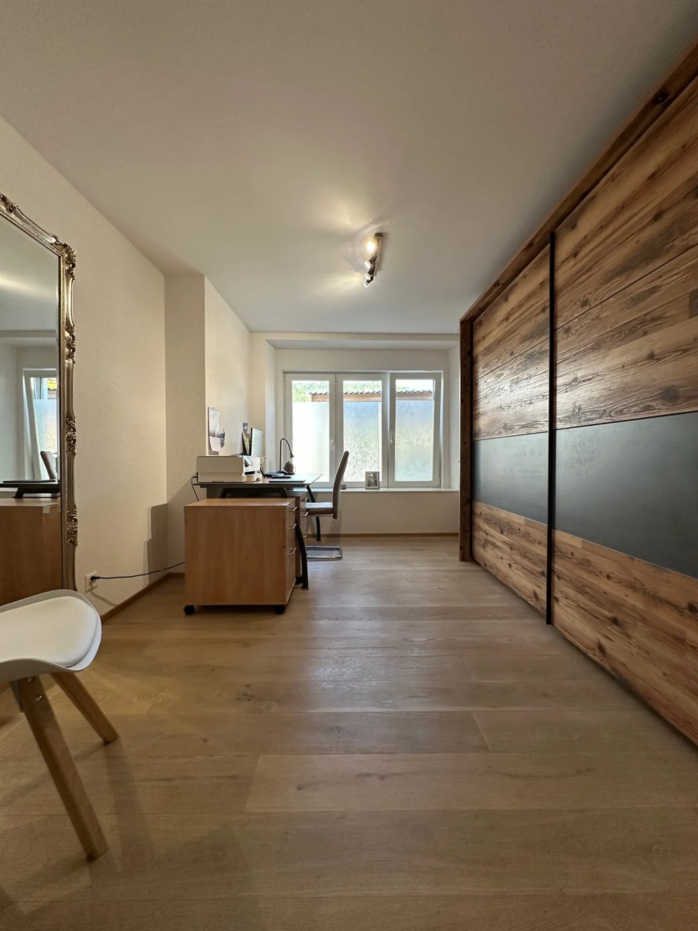 Neuwertige 3.5-Zimmer-Wohnung mit Sitzplatz und Carport zu verkaufen - Foto 11 von 13