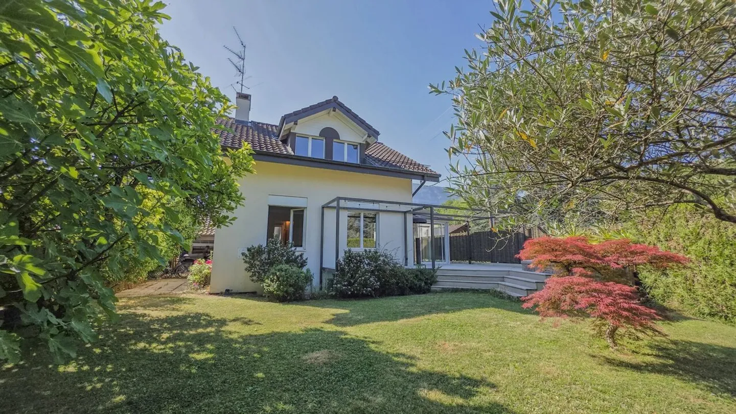 Charming detached villa in the heart of Vessy - Photo 1 of 2