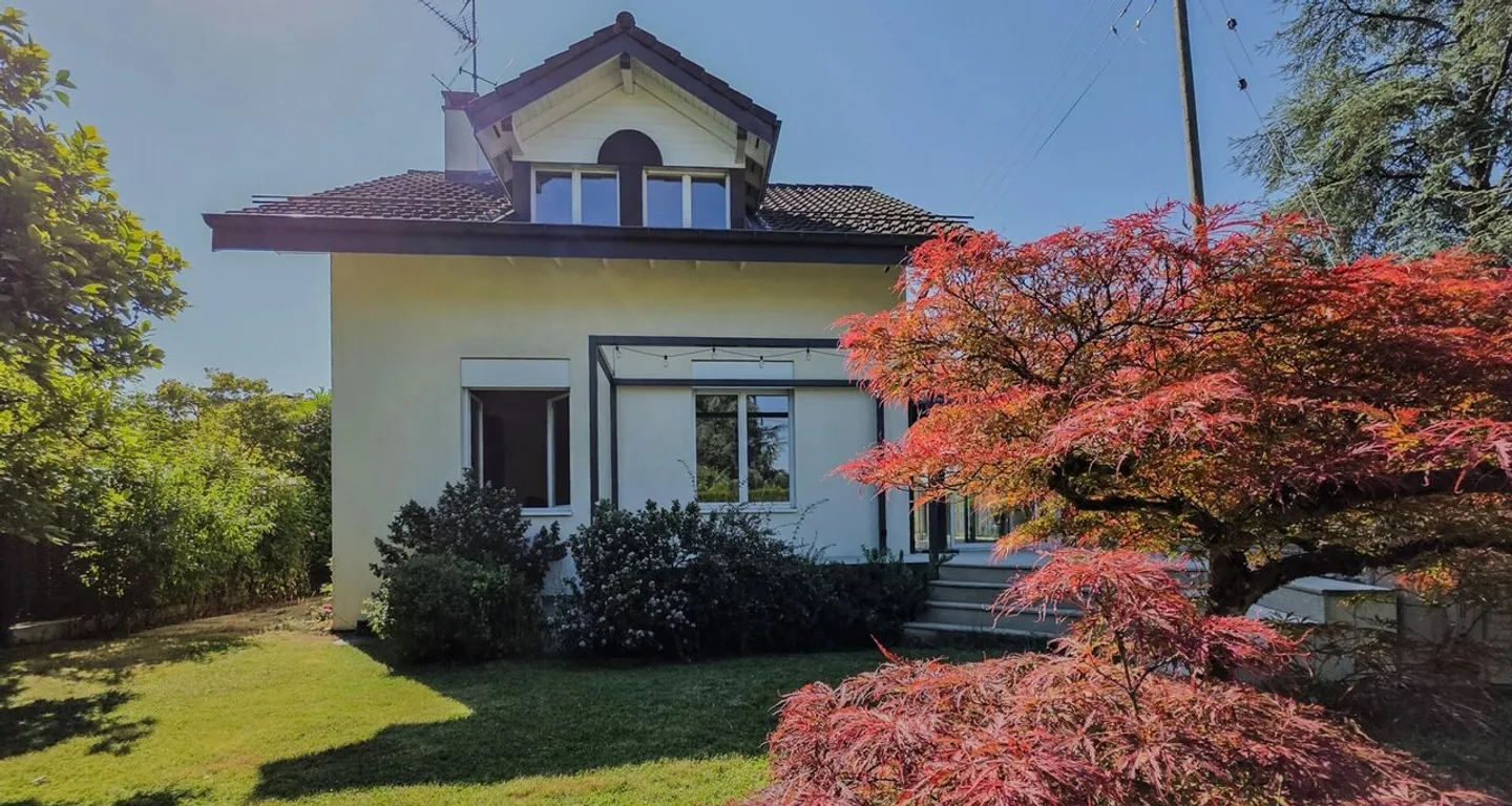 Charming detached villa in the heart of Vessy - Photo 2 of 2