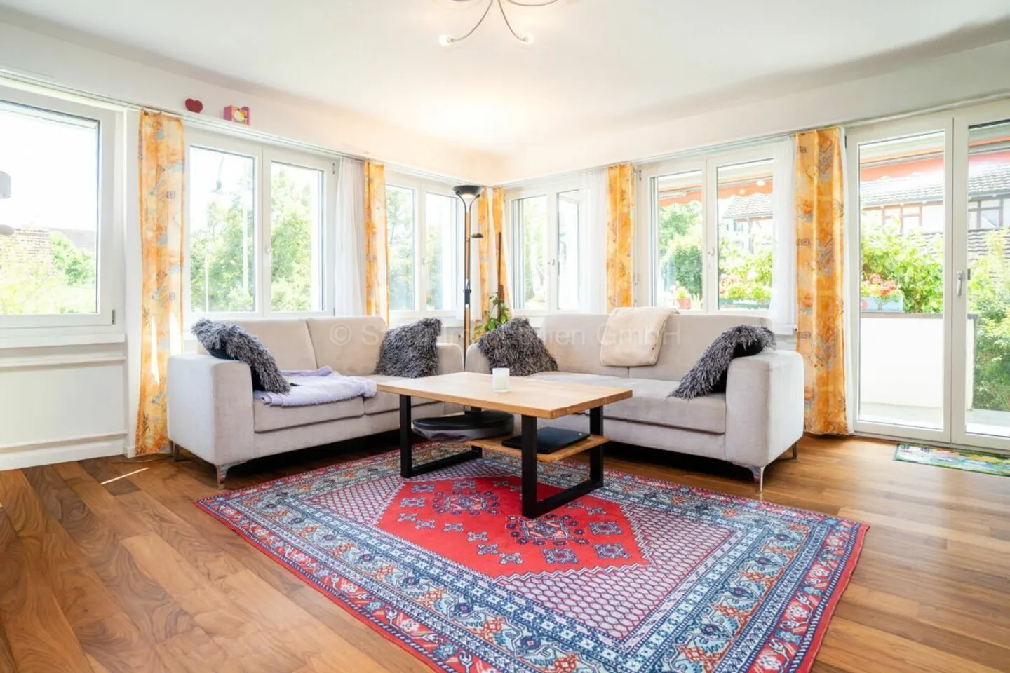 Geräumiges 6.5-Zimmer-Einfamilienhaus mit tollem Umschwung - Foto 3 von 24