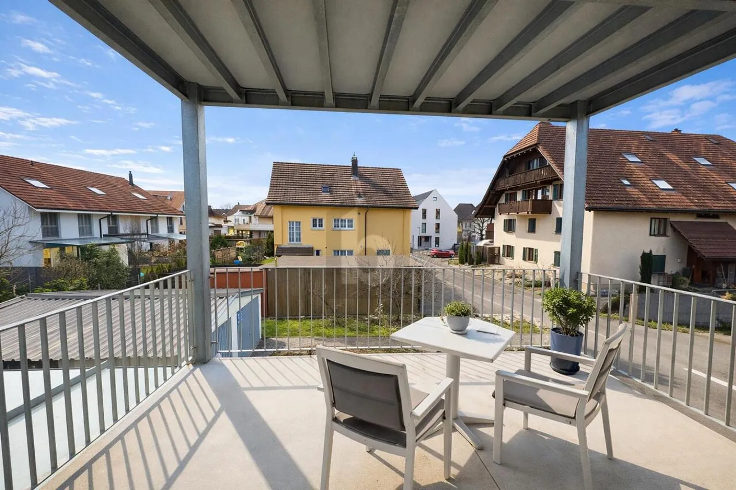 Charmante Wohnung mit grossem Balkon - Foto 2 von 6