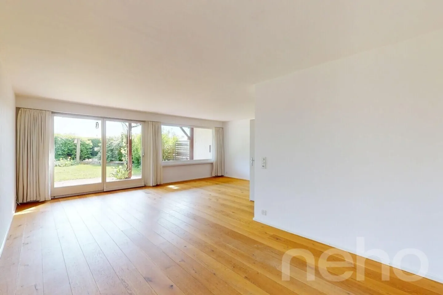 Casa angolare di 6,5 stanze in posizione attraente - Foto 3 di 12