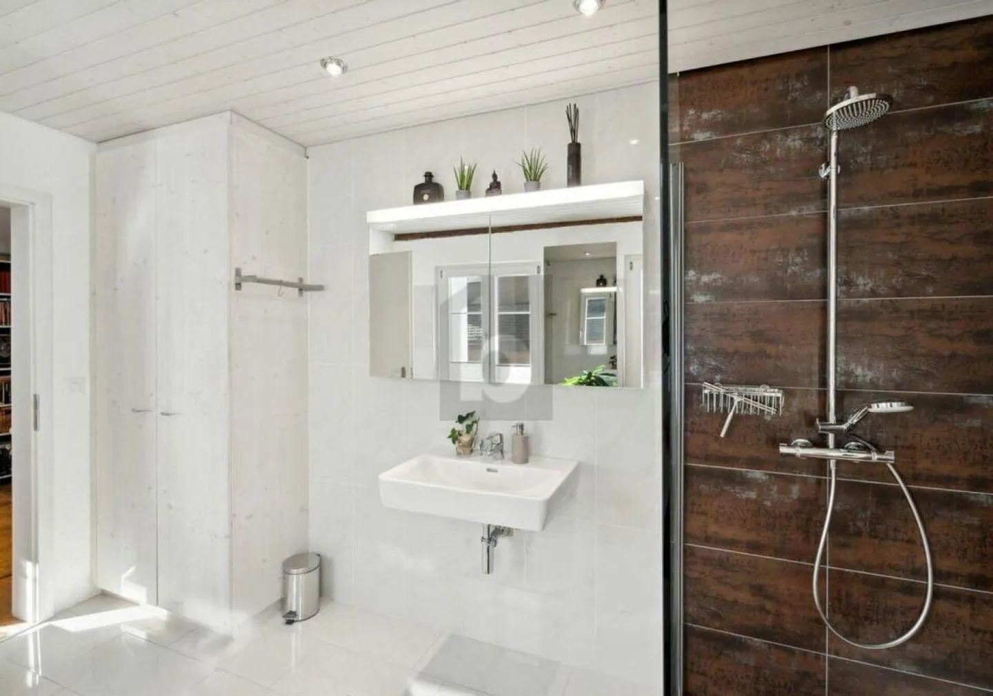 RENOVATED YIELD GEM WITH FEEL-GOOD AMBIENCE - Photo 4 of 6