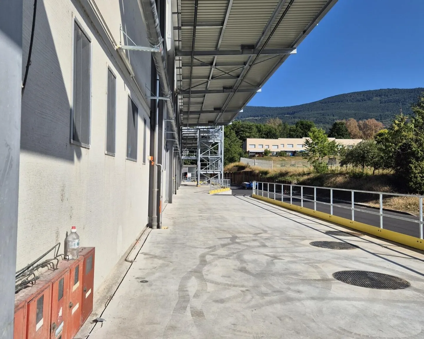 Magazzino di 1.500 m² in affitto - Onnens - Foto 1 di 9