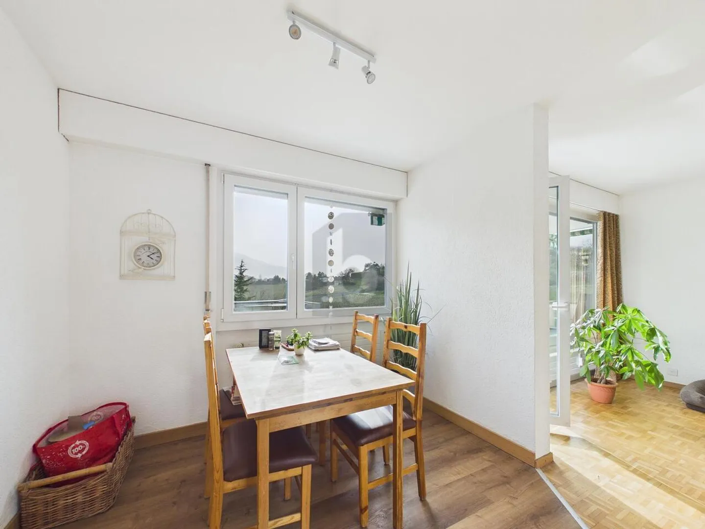 Appartement Charmant avec Vue sur Vignobles - Photo 3 sur 6