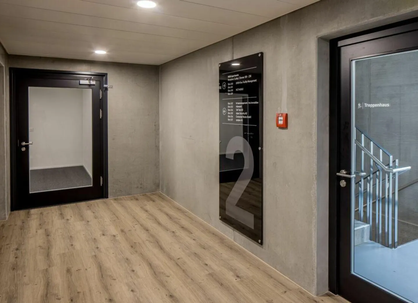 Attractive office with 86m2 in commercial building for rent - Photo 3 of 6